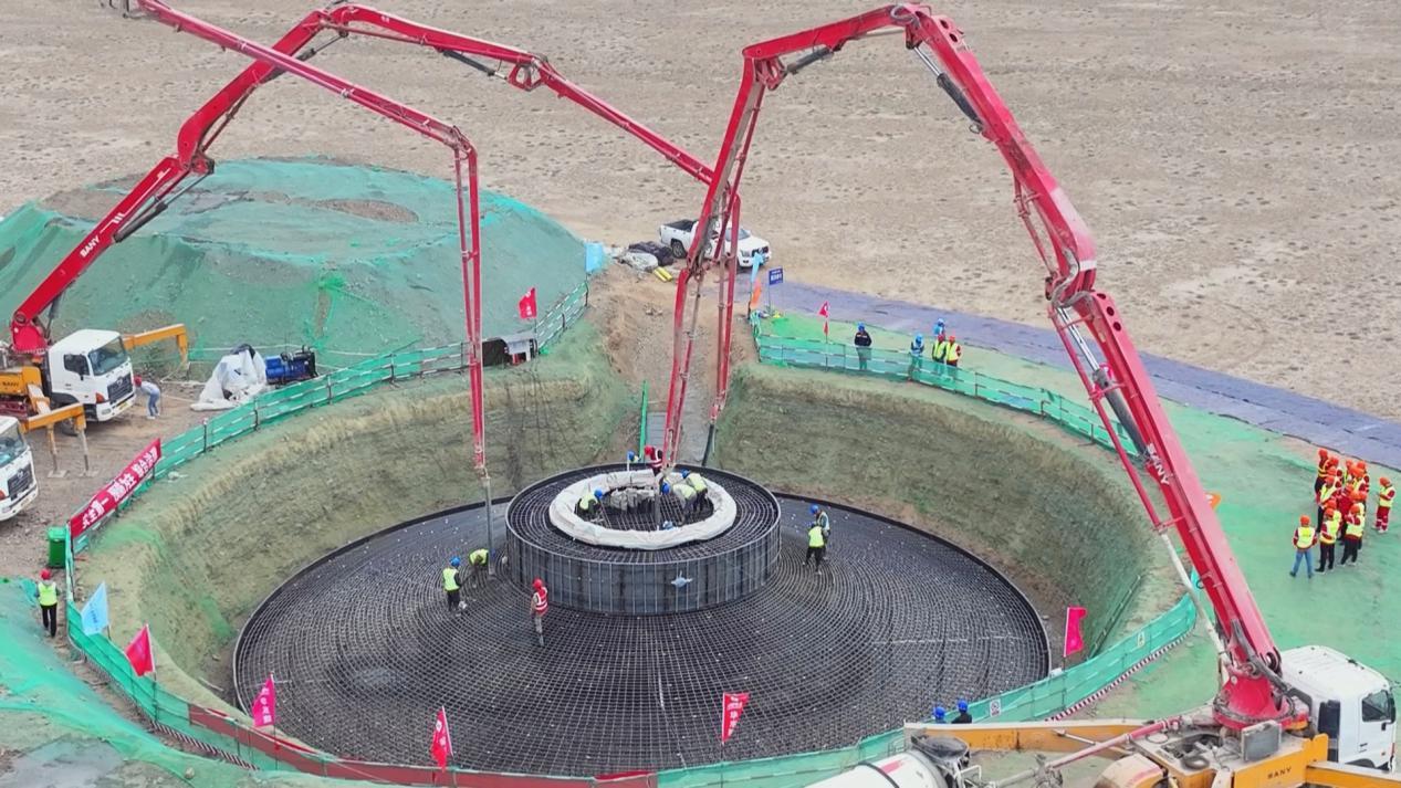 图为pa旗舰厅官网木垒100万千瓦风电项目正在进行设备基础混凝土浇筑工作