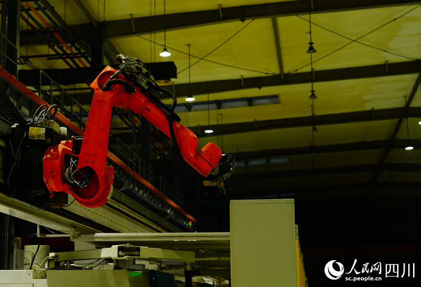 “黑灯产线”在无人状态下照常运转。人民网记者 王波摄 “黑灯产线”在无人状态下照常运转。人民网记者 王波摄