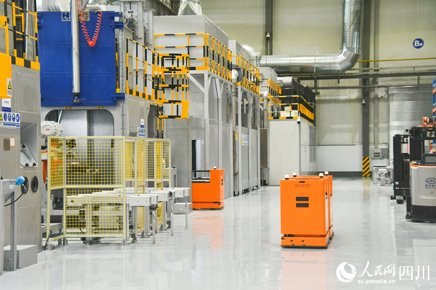 国内首个燃机智慧制造基地高温透平叶片喷涂数字化产线。人民网 赵祖乐摄