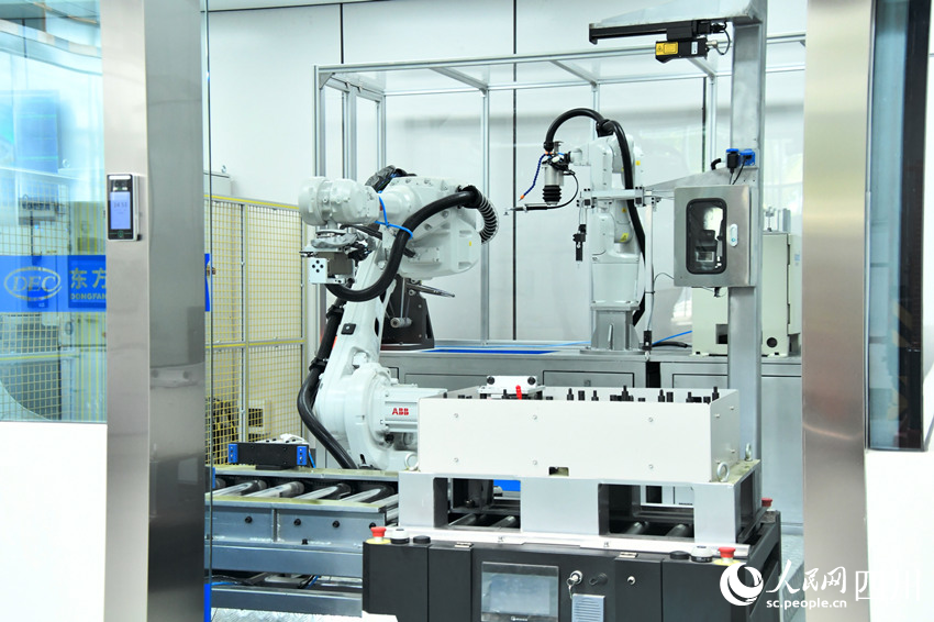 国内首个燃机智慧制造基地高温透平叶片喷涂数字化产线。人民网 赵祖乐摄