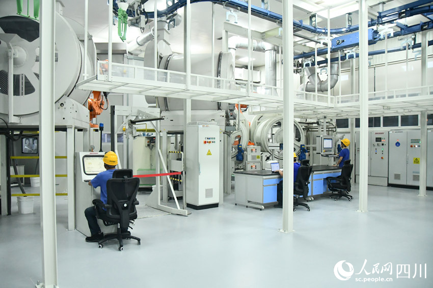 国内首个燃机智慧制造基地高温透平叶片精铸数字化产线。人民网 赵祖乐摄