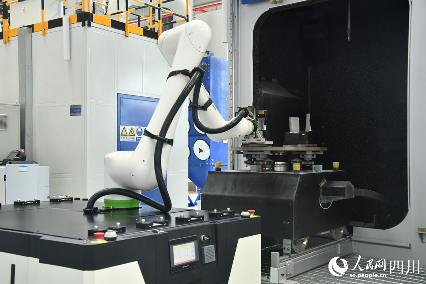 国内首个燃机智慧制造基地高温透平叶片喷涂数字化产线。人民网 赵祖乐摄